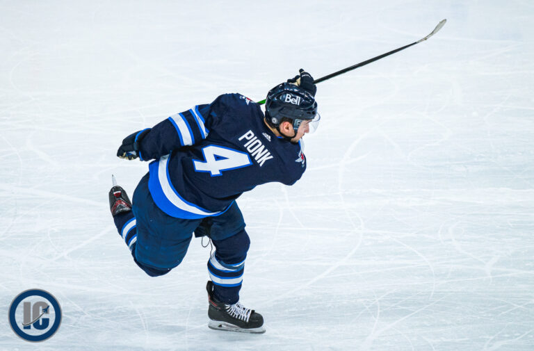 Neal Pionk fait un slap shot